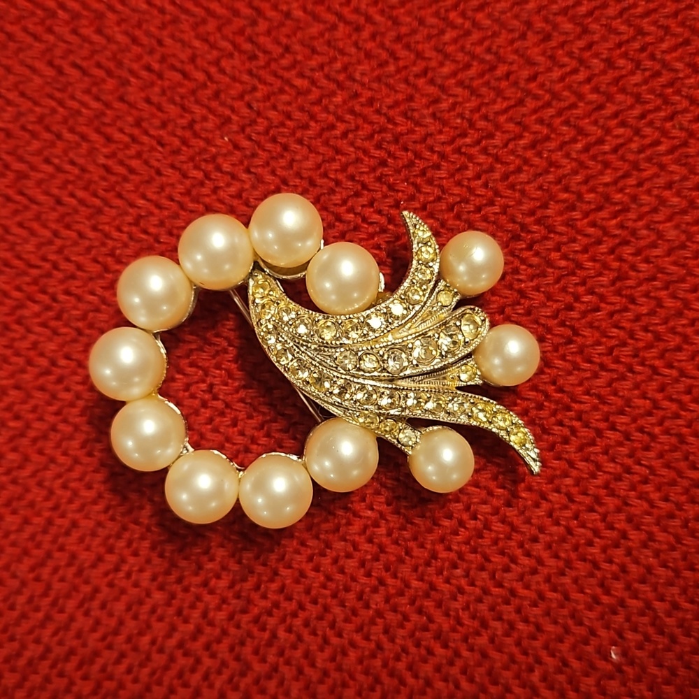 Vintage silver tone pearl and clear rhinestone brooch unsigned beauty - Picture 4 of 5